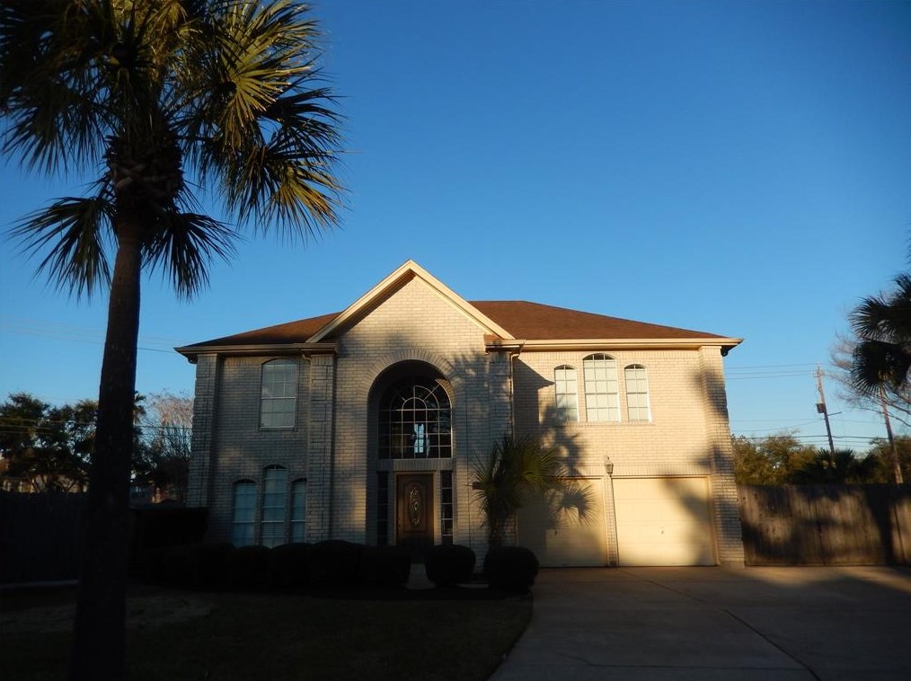 2330 Lord Nelson Dr, Taylor Lake Village, TX 77586