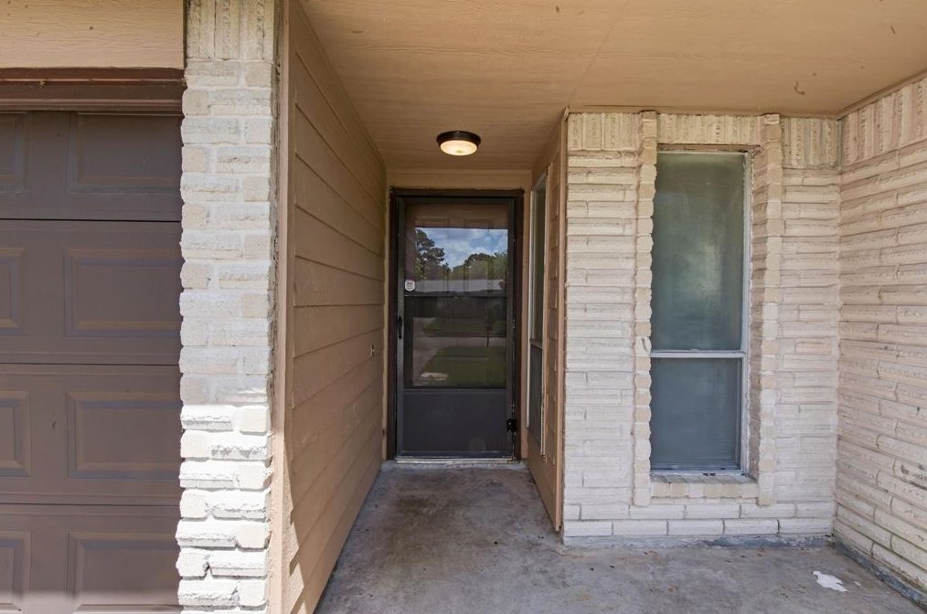 9718 Shady Tree Ln, Houston, TX 77086