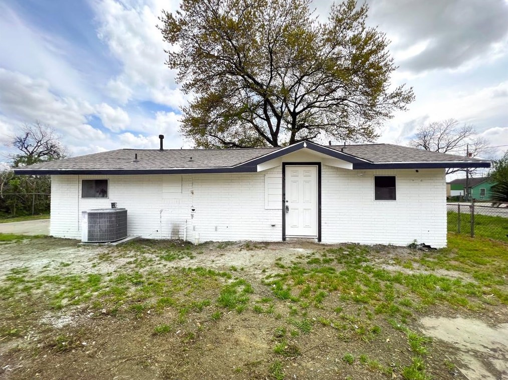 2423 Woodard St, Houston TX  77026-2459 exterior