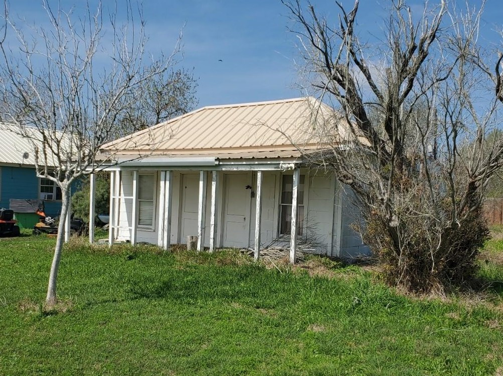 206 W Baltimore Ave, Seadrift, TX 77983