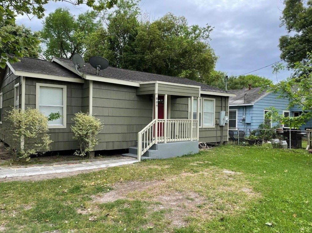 809 Chestnut St, La Marque, TX 77568