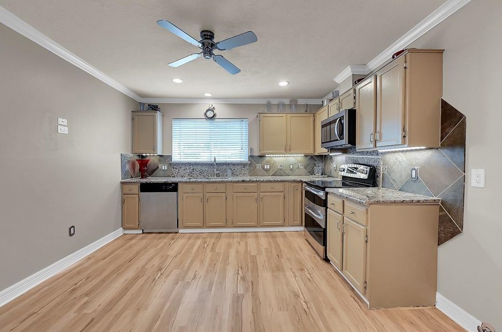 9242 Wellsworth Dr, Houston TX  77083-5941 exterior