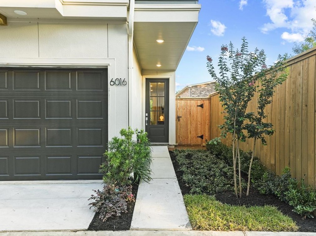6022 T C Jester Blvd, Houston TX  77008-3239 exterior