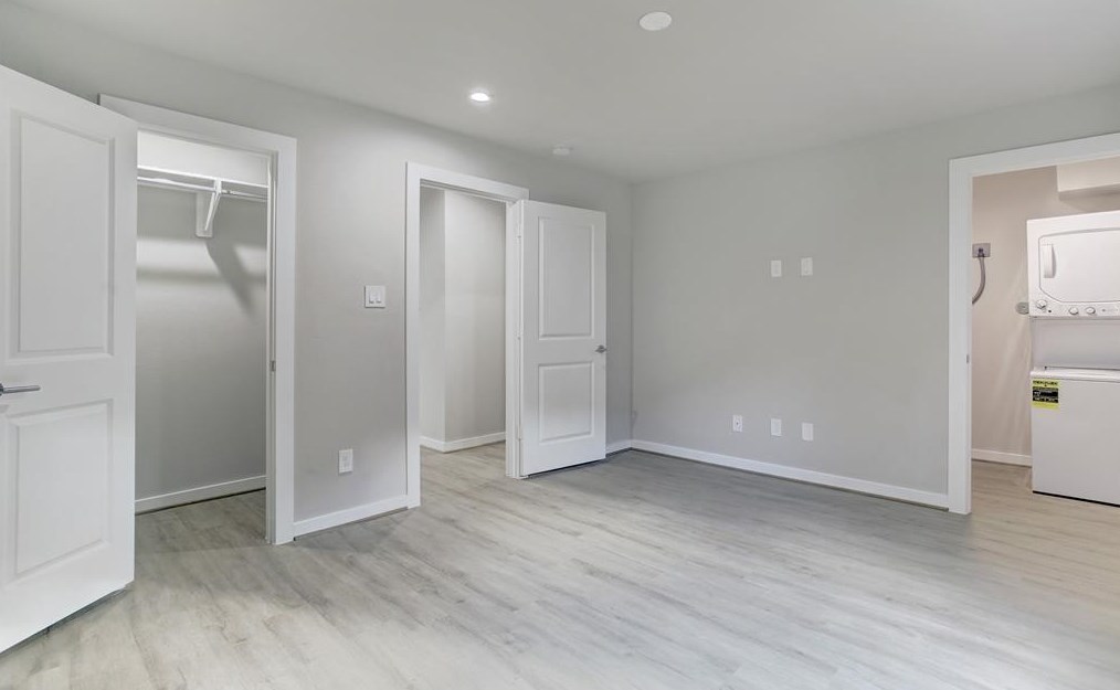 645 E 11th 1/2 St #15, Houston, TX 77008