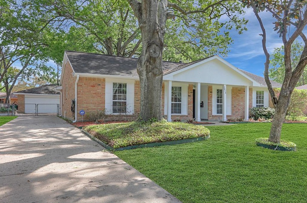 2014 Westlake Rd, Houston TX  77062-6123 exterior