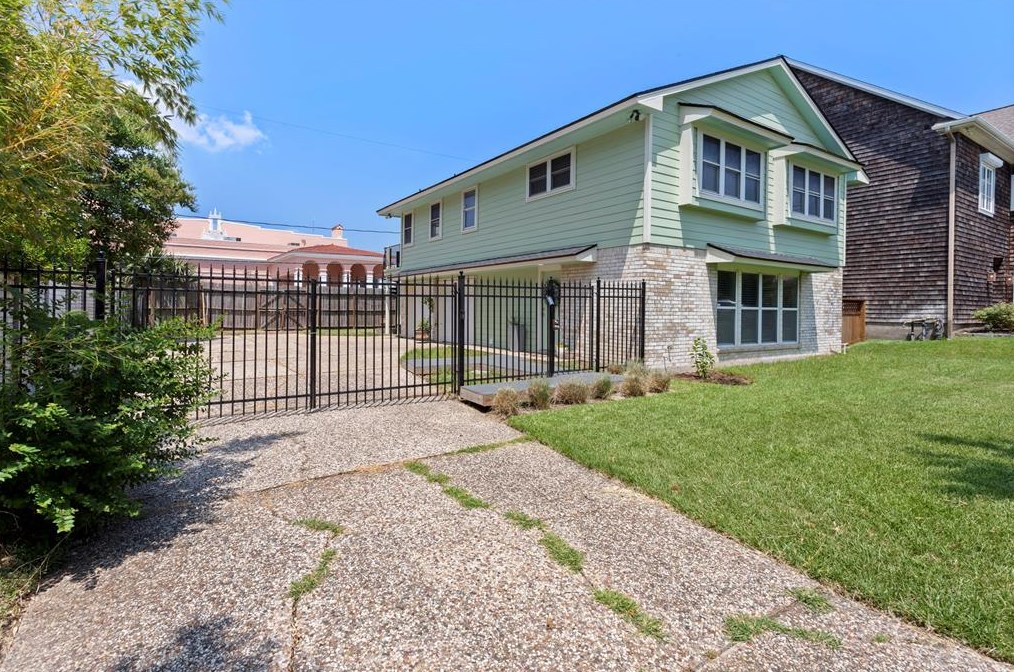 318 S Bay Colony Dr, Morgans Point, TX 77571