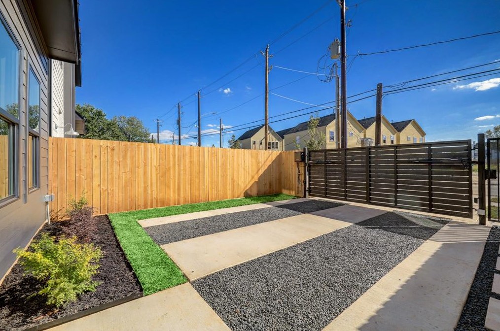 5209 Texas St, Houston TX  77011-4355 exterior