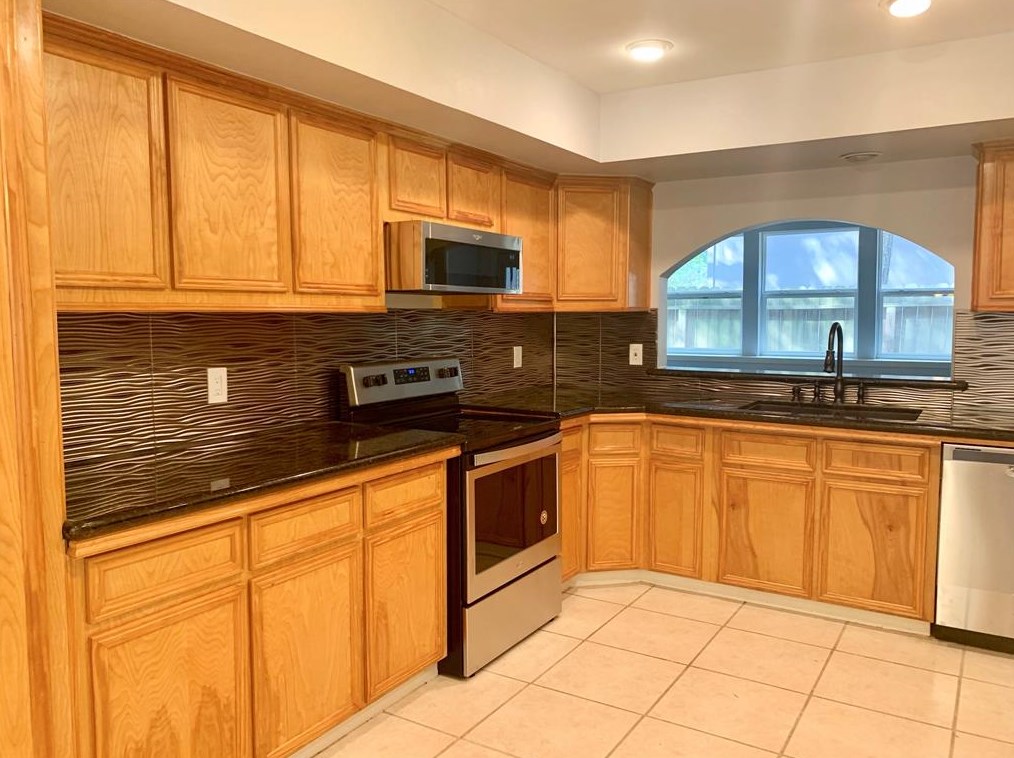 9 Raven Ridge Ln, Spring, TX 77380