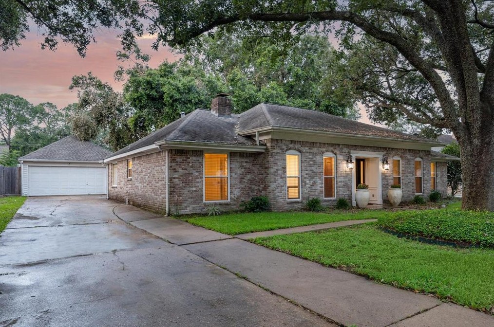 9914 Vogue Ln, Houston, TX 77080-5115