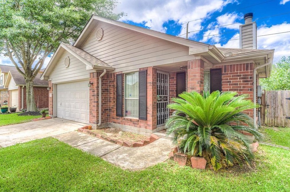 8902 Pecan Place Dr, Houston, TX 77071