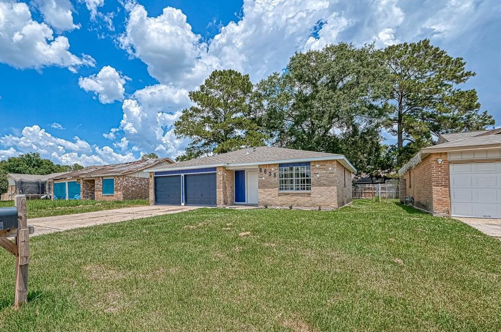 8638 Valley Flag Dr, Houston TX  77078-3739 exterior
