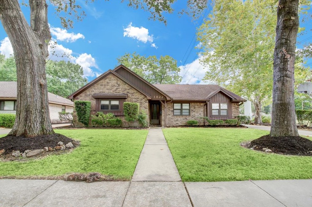 1822 Droxford Dr, Houston, TX 77008-3104