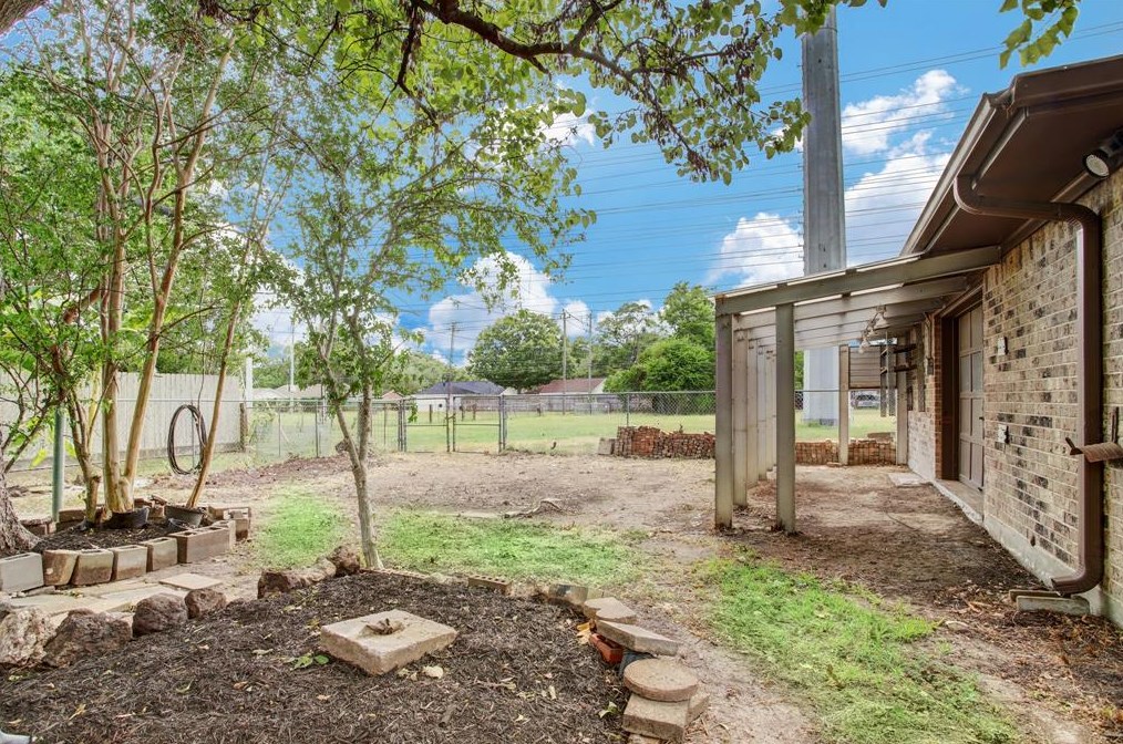 1822 Droxford Dr, Houston TX  77008-3104 exterior