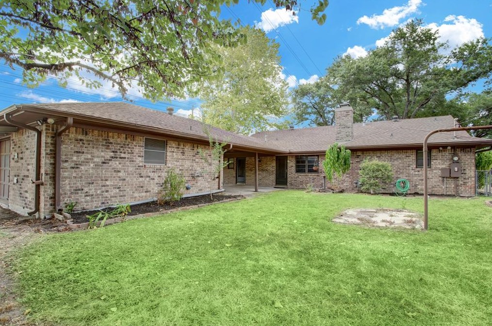 1822 Droxford Dr, Houston TX  77008-3104 exterior