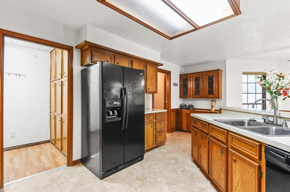 6835 Middlefield Dr, Pasadena TX 77505-5513 exterior