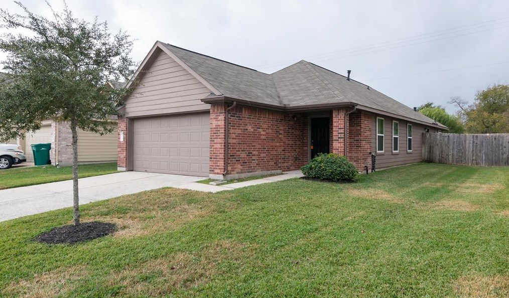 3831 Cary Creek Dr, Baytown TX  77521-2632 exterior