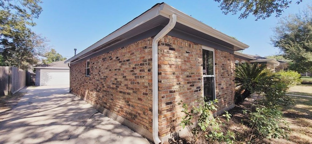 5834 Queensloch Dr, Houston TX  77096-3917 exterior