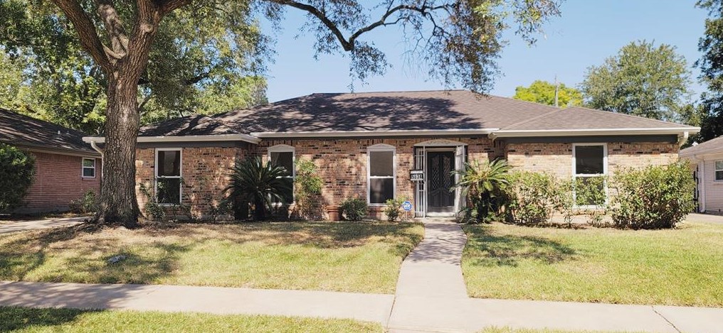 5834 Queensloch Dr, Houston, TX 77096