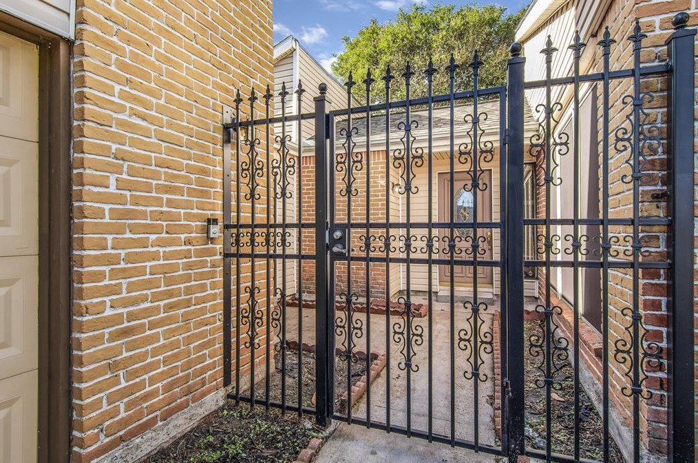 10630 Sageberry Dr, Houston TX  77089-2102 exterior