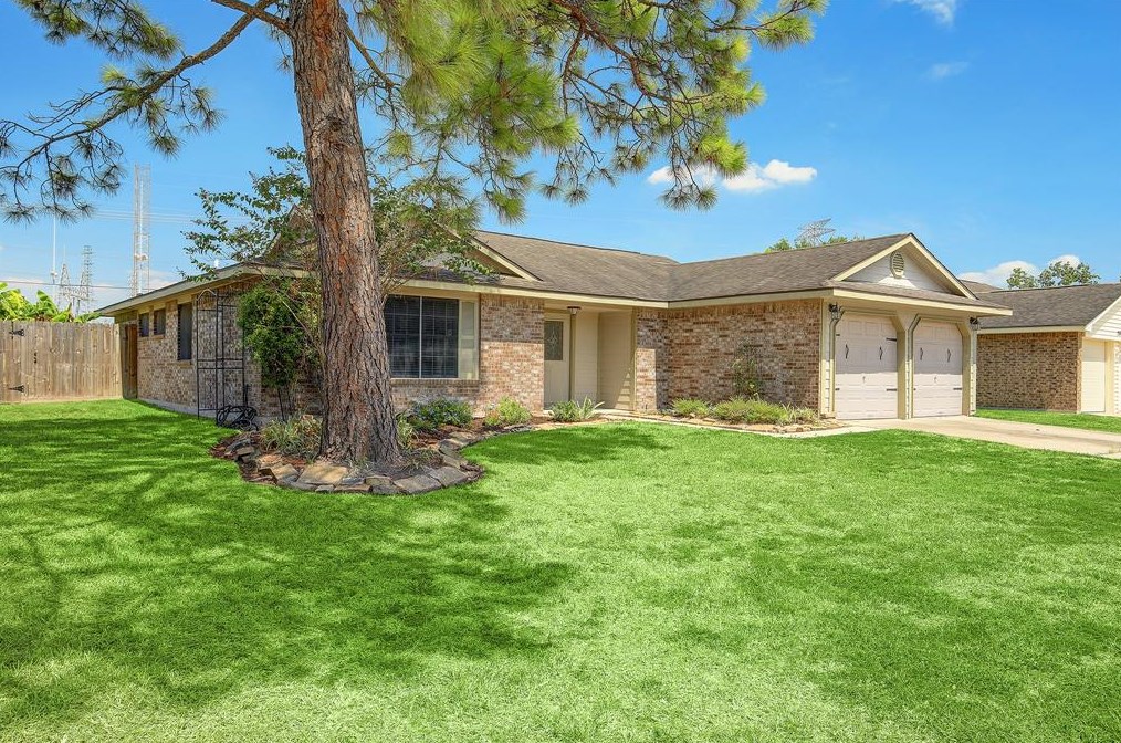 2804 Jeb Stuart Dr, League City, TX 77573-4701