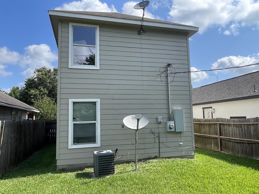 5647 Lotus St, Houston TX  77045-3123 exterior