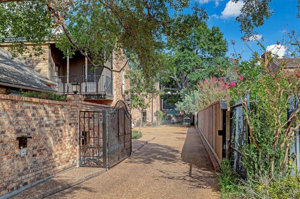 1421 Potomac Dr, Houston, TX 77057-1923