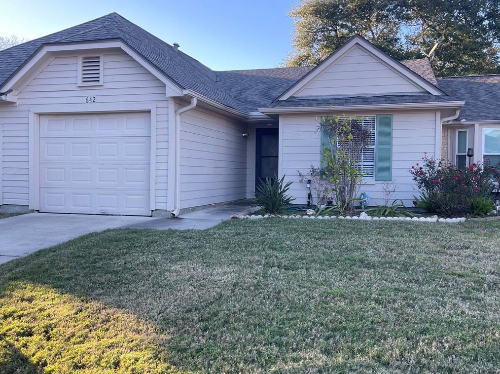 642 W Country Grove Cir, Pearland, TX 77584