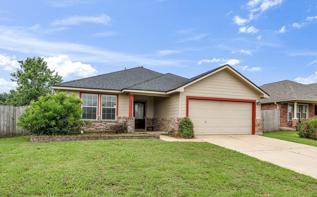 211 Boulder Dr, White Hall, TX 77868