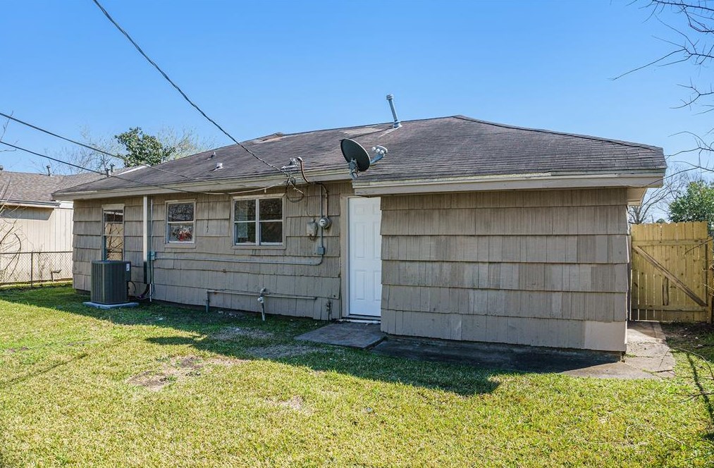 3115 Dacca Dr, Houston TX  77047-1231 exterior