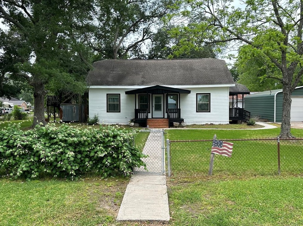 620 1st St, Winnie, TX 77665-8824