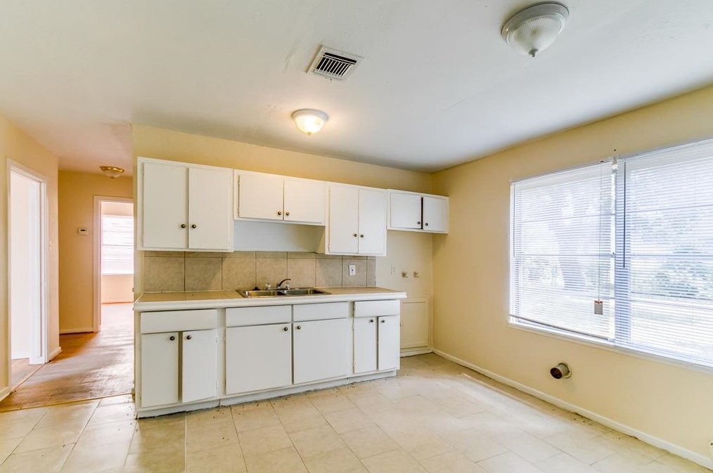 4710 Meadow Park Dr, Houston, TX 77048