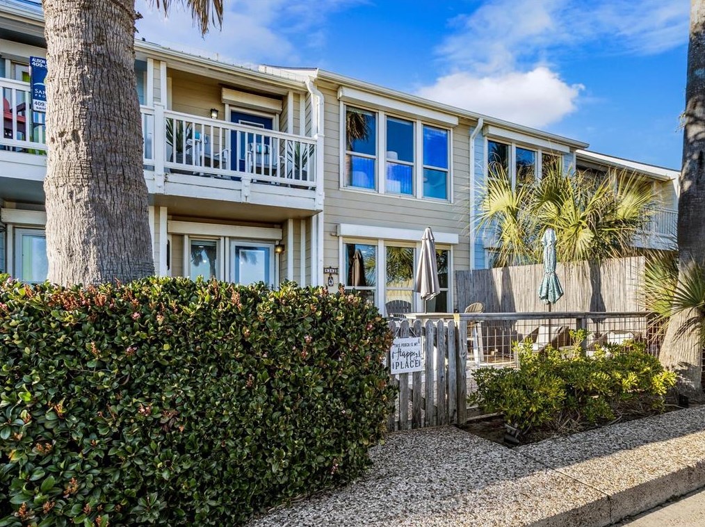 8302 Seawall Blvd #4, Galveston, TX 77554