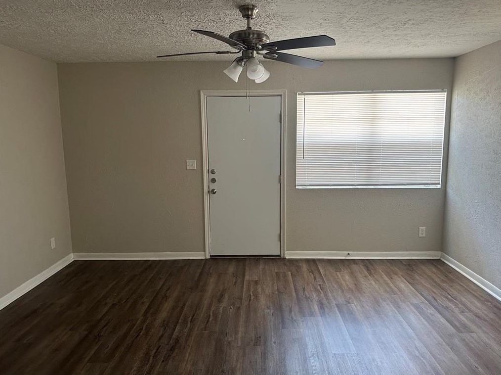 8 Lanes End St, Baytown, TX 77520
