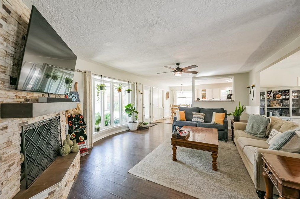 6139 Queensloch Dr, Houston TX  77096-3734 exterior