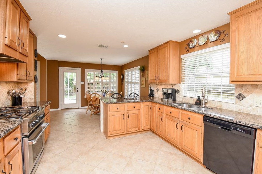 5614 Whisper Rdg Dr, Sugar Land TX  77479-5705 exterior