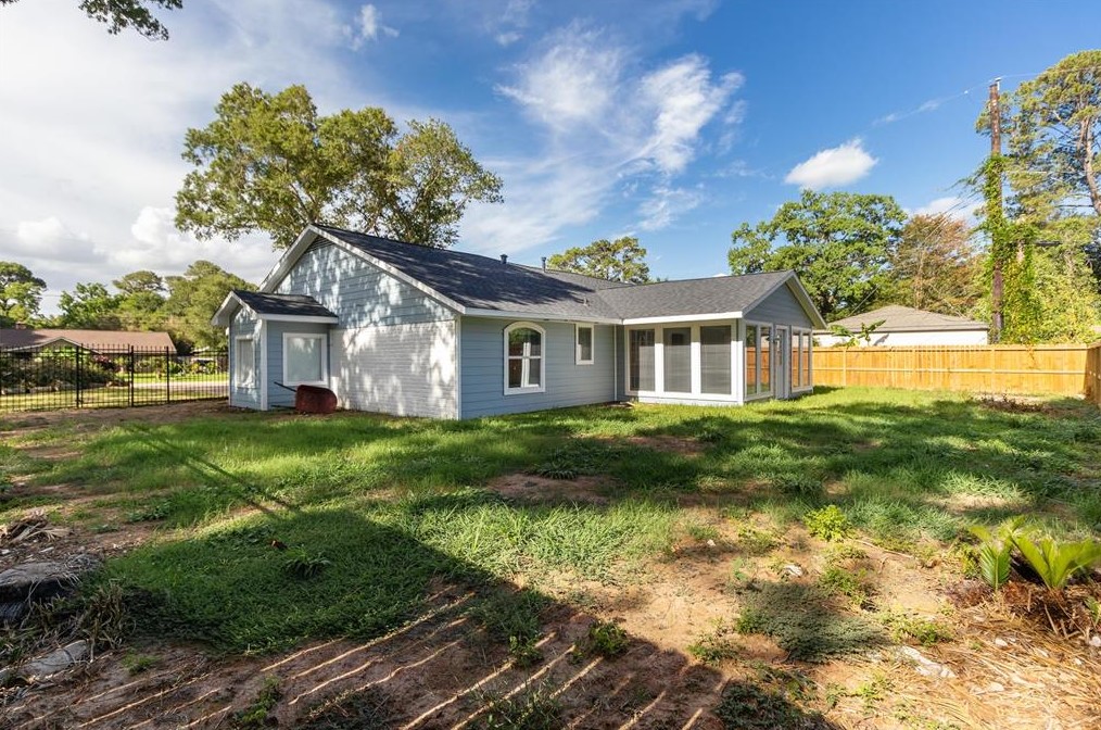 500 Shirleen Dr, Taylor Lake Village, TX 77586-5430