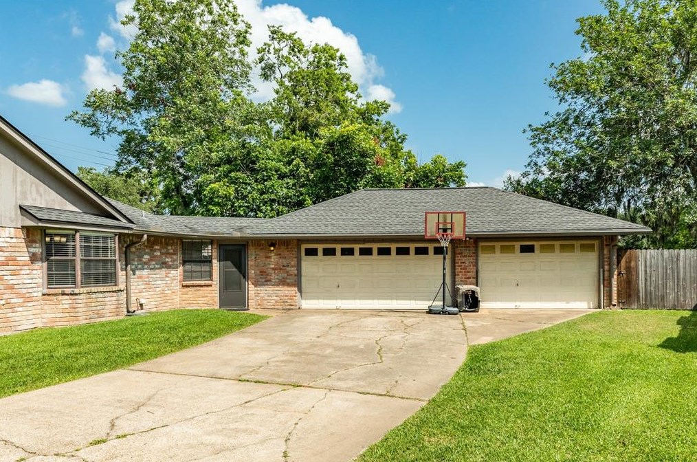 60 Poplar Ct, Richwood, TX 77566-4635