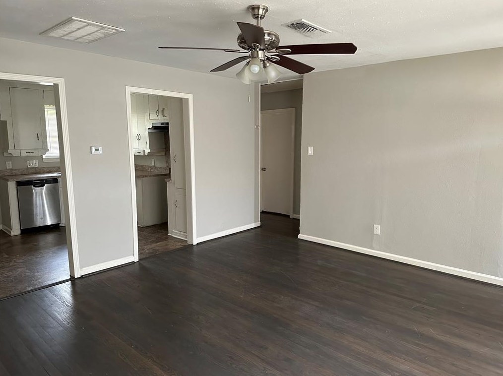 1004 S Shepherd Dr, Baytown, TX 77520
