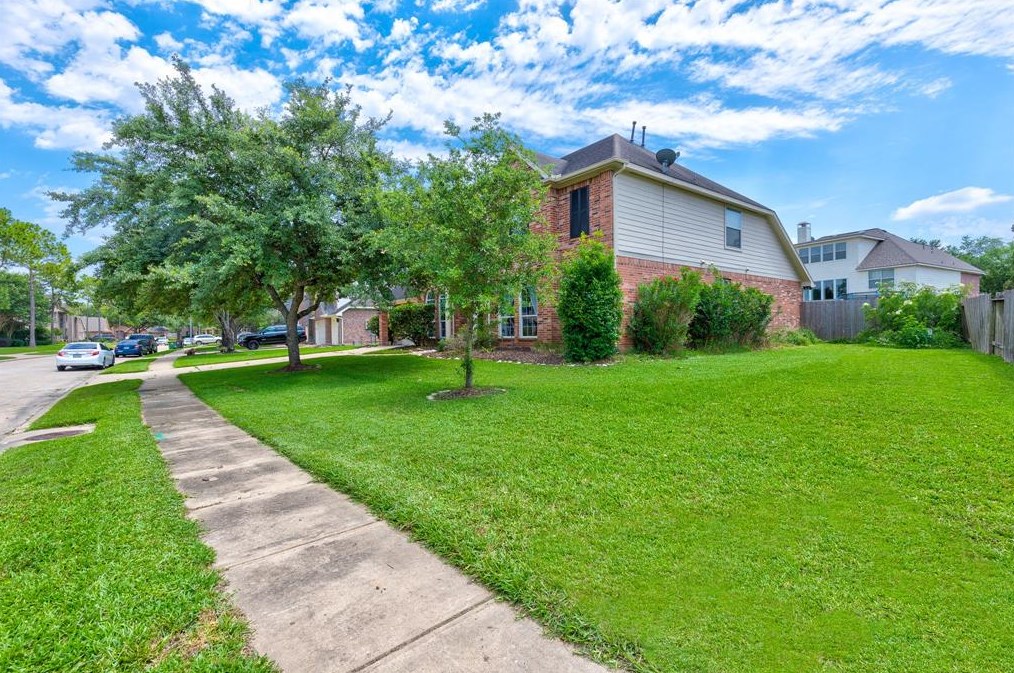 10020 Brookshore Ln, Pearland, TX 77584-3059