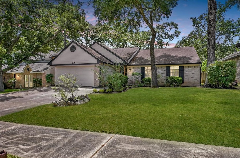 312 Oxford Dr, Conroe, TX 77303