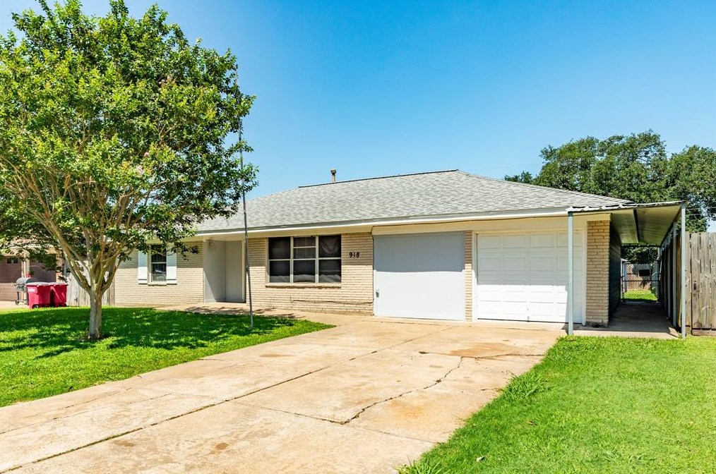918 Dixie Dr, Jones Creek, TX 77541-5011
