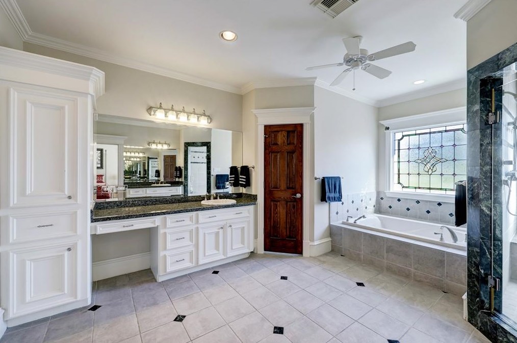 1534 Rutland St, Houston TX  77008-6826 exterior