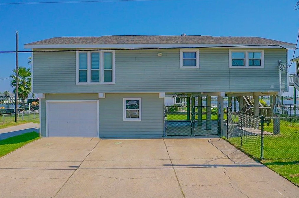 1502 103rd St, Galveston, TX 77554