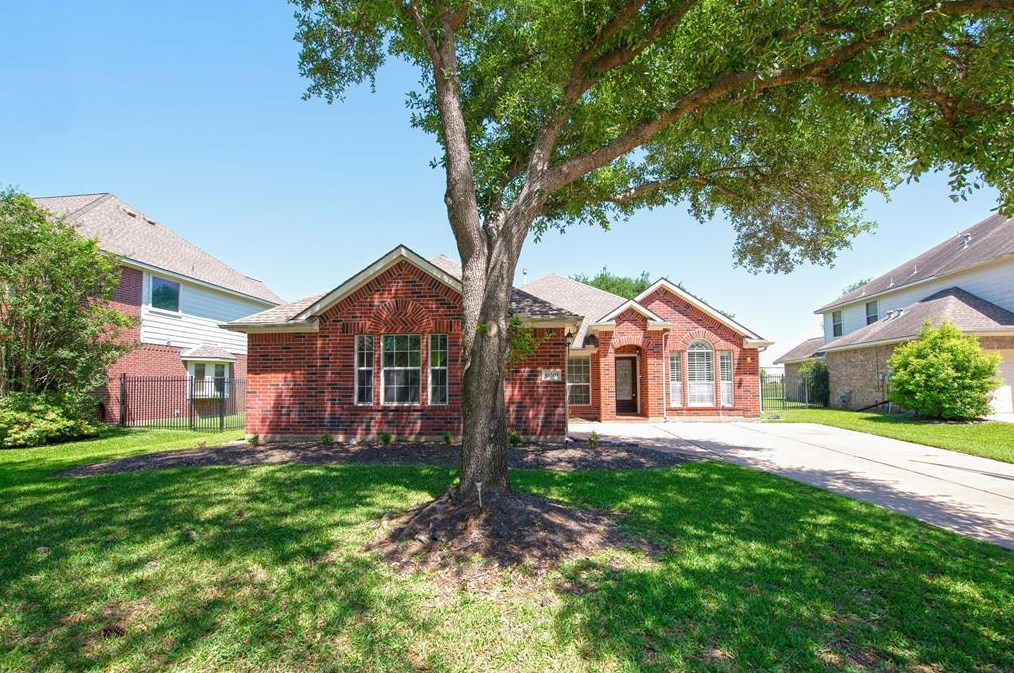 16203 Cliff Haven Dr, Houston, TX 77095