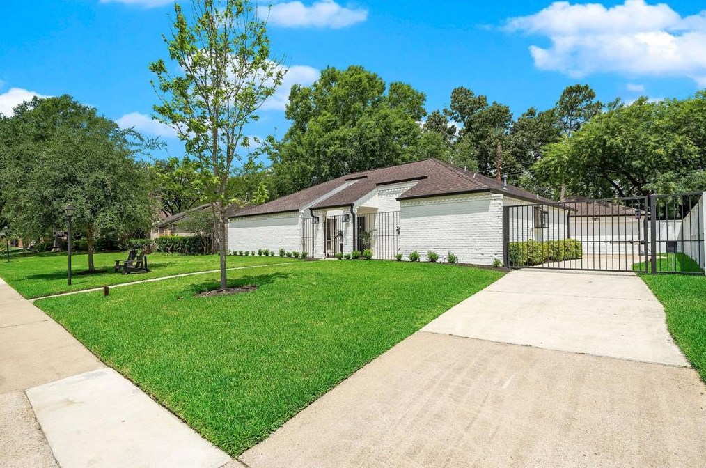 10206 Briar Rose Dr, Houston, TX 77042-2426