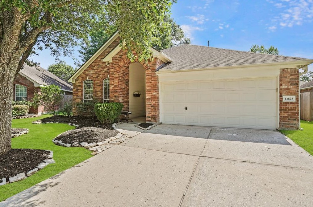 13823 Cane Valley Ct, Houston, TX 77044-2033