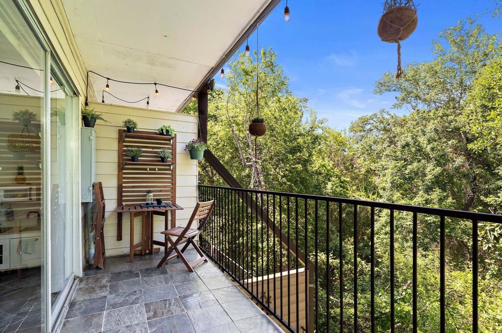 1800 Stoney Brook Dr, Houston TX  77063-1825 exterior