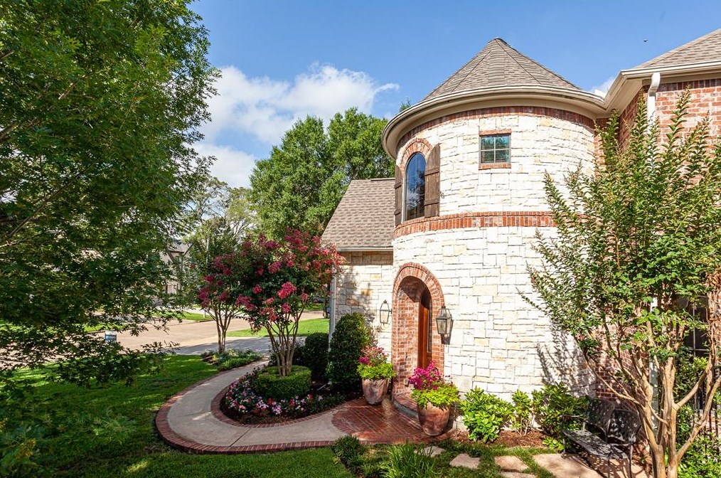 14102 Barryknoll Ln, Houston, TX 77079-3217