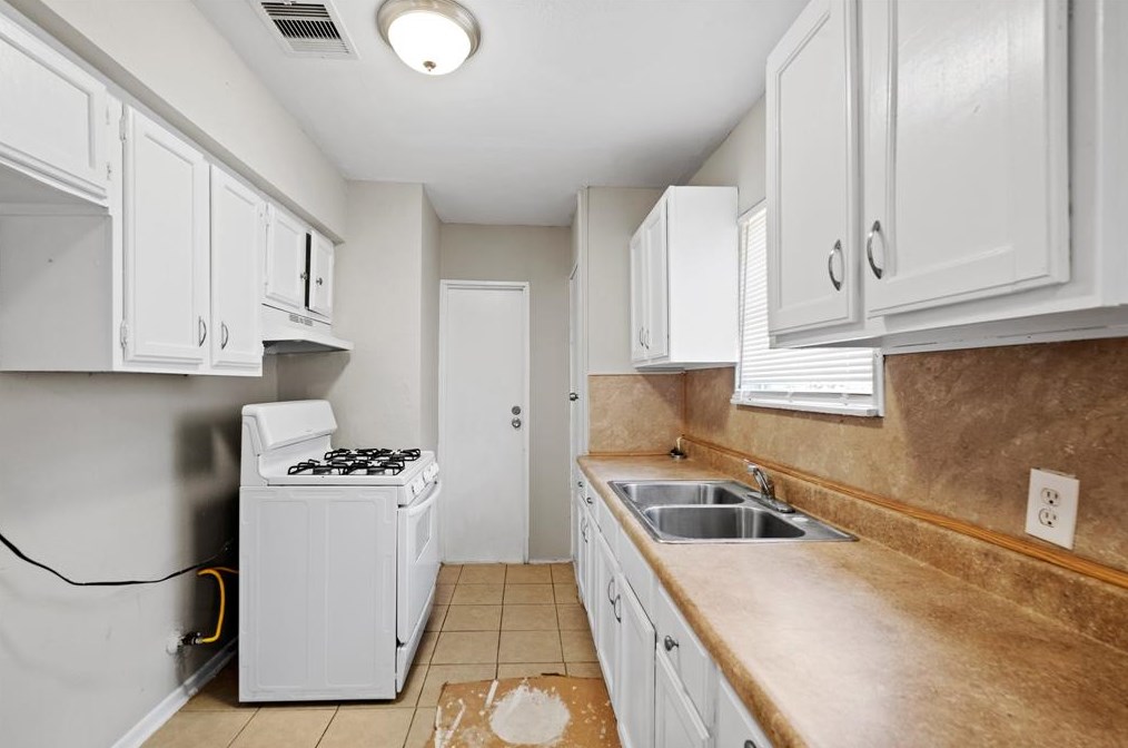 8175 Panay Dr, Houston, TX 77033