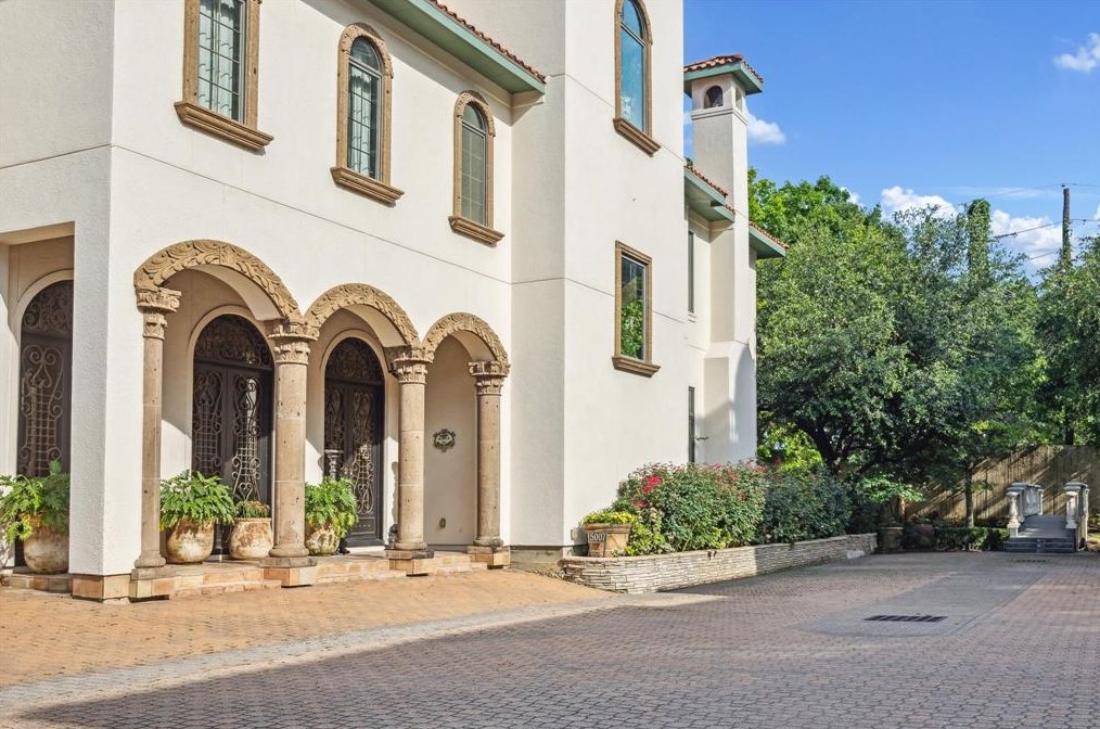 5007 Cedar Creek Dr, Houston TX  77056-2401 exterior